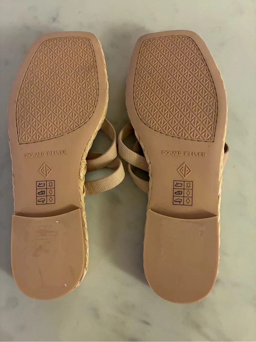 NWOT DONALD J. PLINER Heathro Sandals Size 9.5
